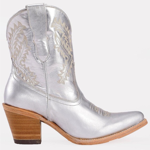 Corral Shoes - Corral Metallic Silver Leather Western Boots
Women’s Size 6.5